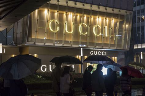 chanel gucci china luxuary goods display and bain